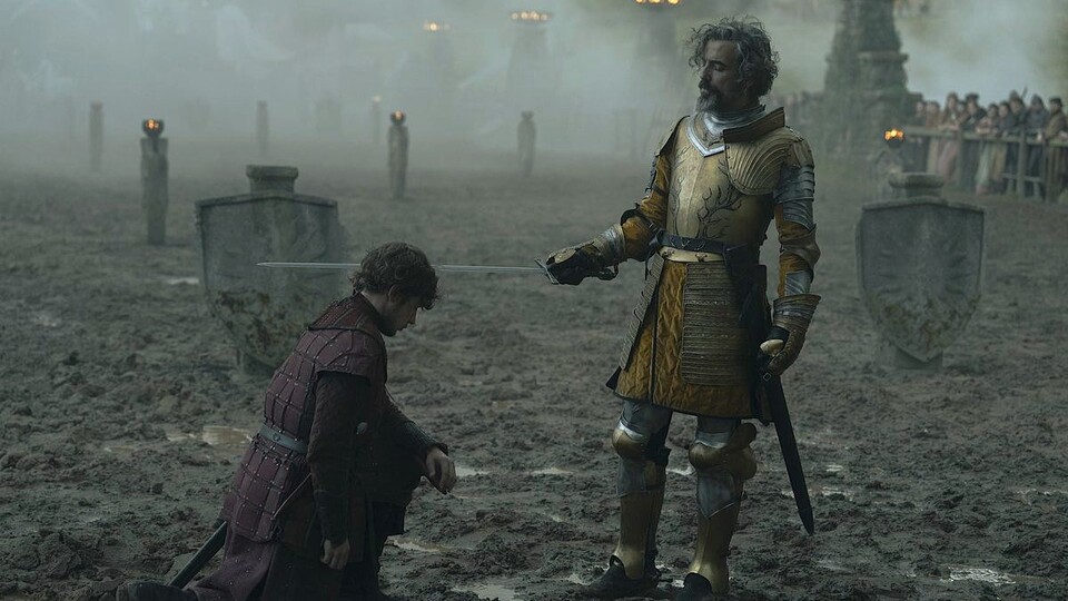 Raymun Fossoway (Shaun Thomas, l.) wird in A Knight of the Seven Kingdoms noch auf dem Turnierplatz von Lord Lyonel Baratheon (Daniel Ings) zum Ritter geschlagen. Bild: HBO.