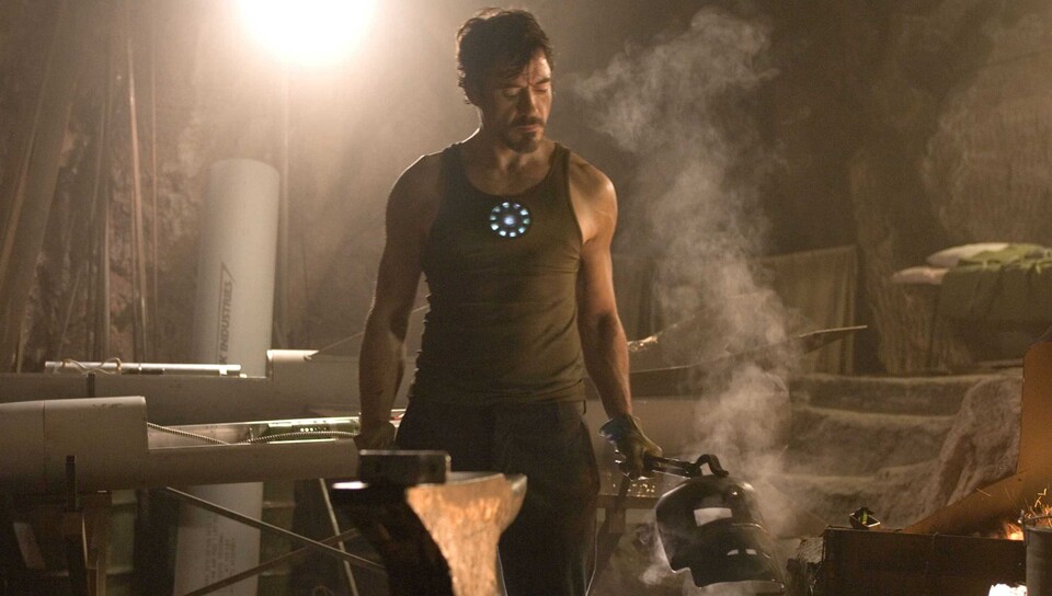 Robert Downey Jr. schmiedet seine erste Rüstung in Iron Man von 2008