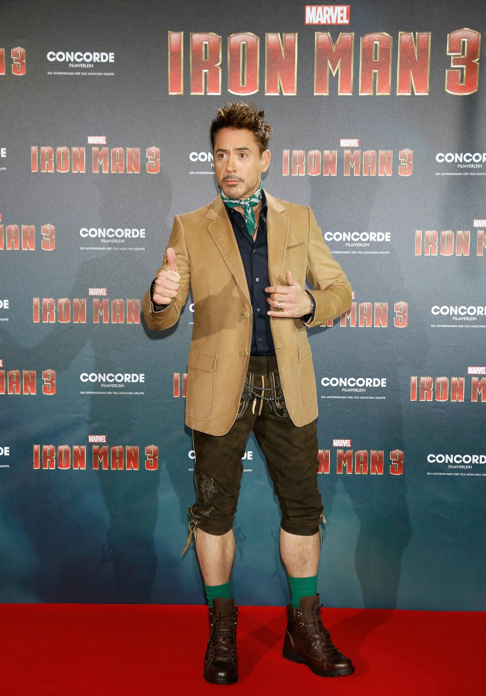 Robert Downey Jr. trägt beim Pressetermin in München eine Lederhose.