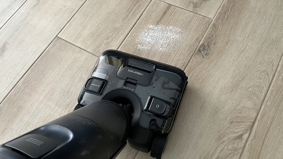 Bei besonders starker Verschmutzung hilft der Aktivschaum, der auf Knopfdruck aus der Düse gesprüht wird.