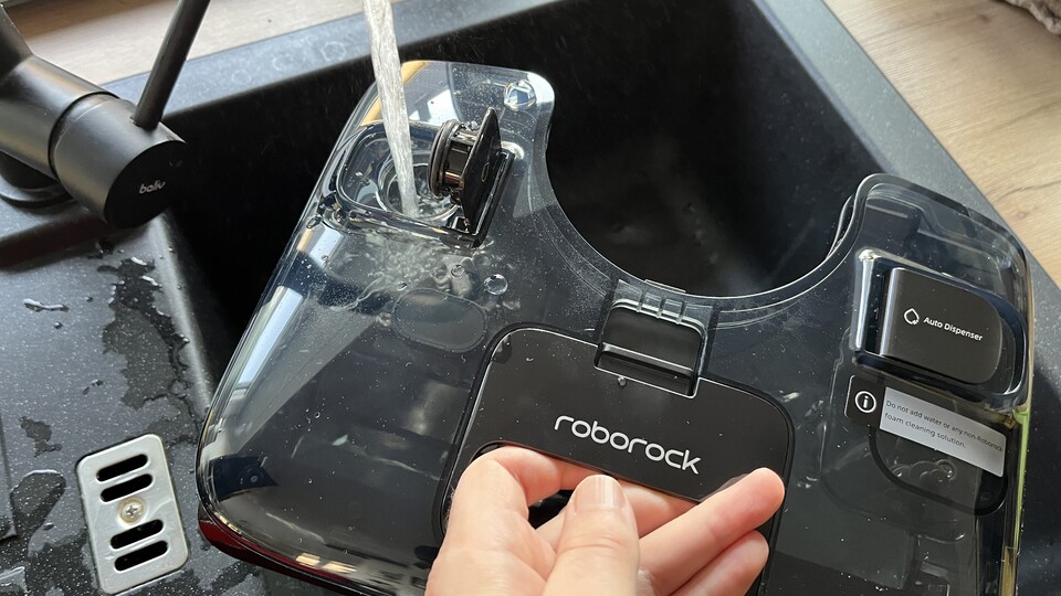 Der große Wassertank reicht für mehrere Anwendungen.