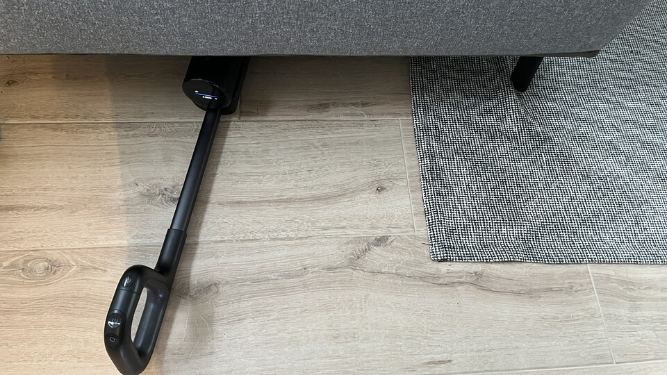 Flach auf den Boden gelegt kommt der F25 Ace Pro auch unter niedrige Möbel wie Sofas.