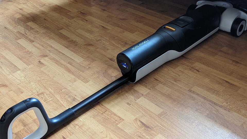 Im Liegen kommt der Roborock F25 ACE auch unter mein Bett.