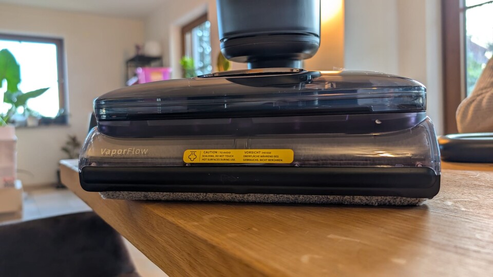 Die Walze geht bis ganz an den Rand - und bei der Reinigung schafft der F25 von Roborock fast 100% Kantenreinigung.