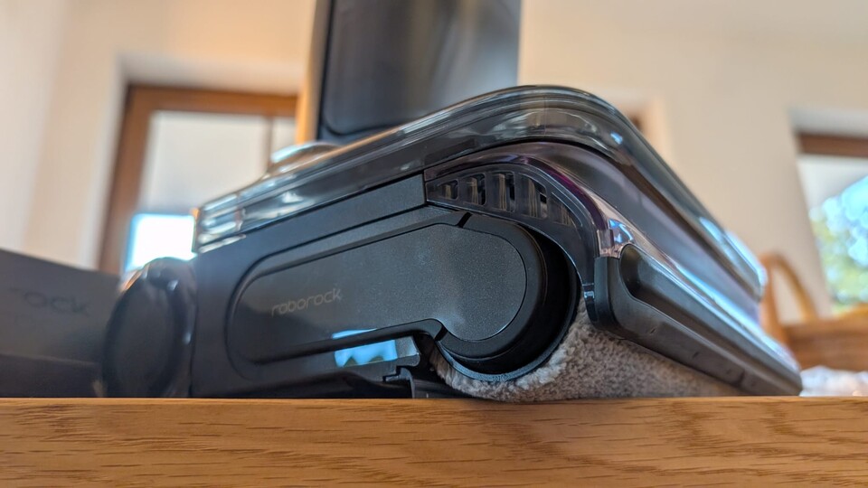Der Roborock F25 Ultra steht für sich und verbraucht damit auch nicht viel Platz. Bei uns steht er im HWR-Raum.