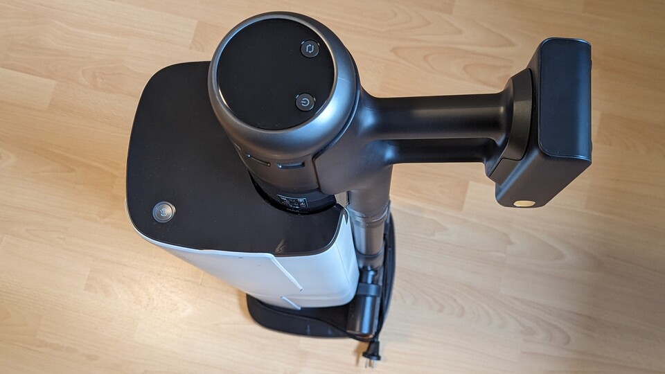 Die praktische All-in-One Station leert nicht nur automatisch den Staubbehälter, sondern lädt auch sofort den Akku wieder auf.