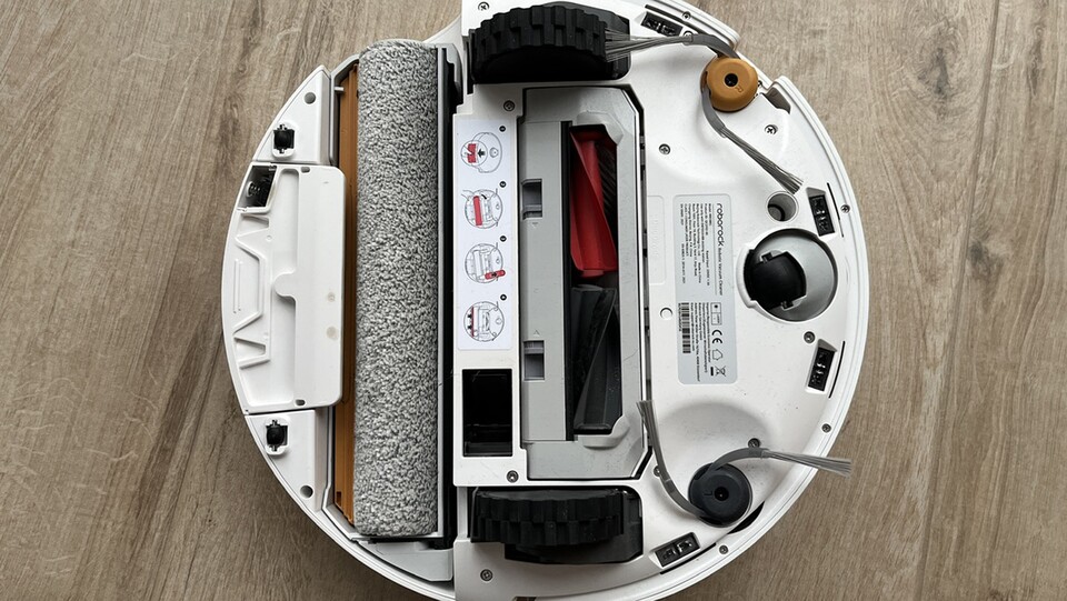 Rechts neben der Wischrolle erkennt man dezent den Schutzschild, der die Rolle abschirmt. Das schont Teppiche.