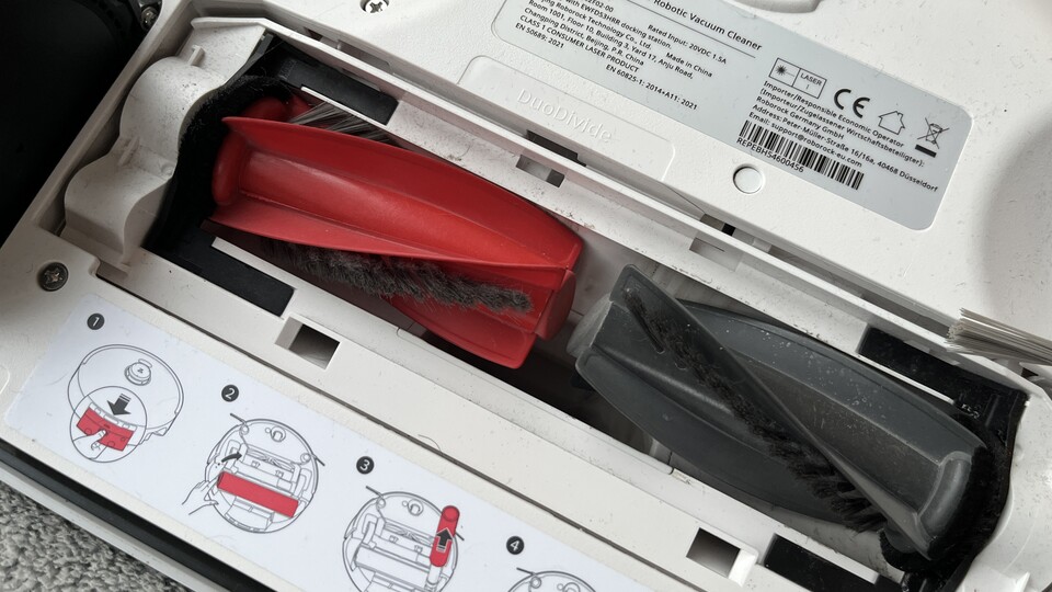 Vom Staub einmal abgesehen: Die Gummiwalzen sehen auch nach 6 Wochen gut aus – es sind keine verhedderten Haare zu sehen.
