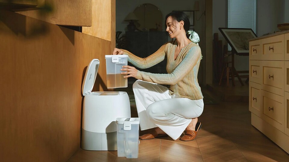 Die Station macht die Wartung des Saugroboters zum Kinderspiel und kann, scheinbar, sogar Spaß machen.