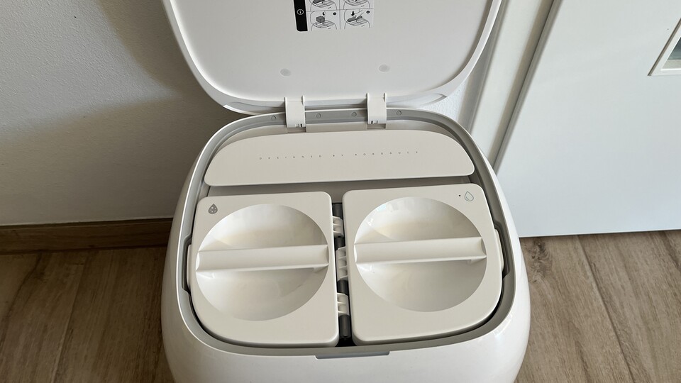 So sieht es unter der Haube aus: Die beiden Wassertanks sind schnell griffbereit.