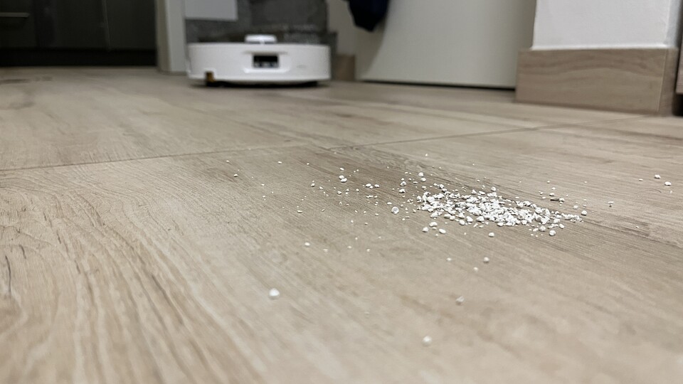 Katzenstreu ist für den Curv 2 Flow eine Leibspeise - auf Hartböden saugt er nahezu alles restlos auf.