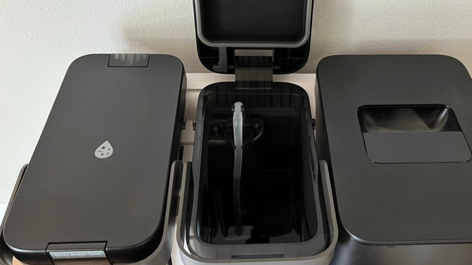 Die Wassertanks sind einfach zu enthemen, zu füllen und zu reinigen. Die Station leuchtet rot, wenn einer der Tanks leer respektive voll sein sollte.