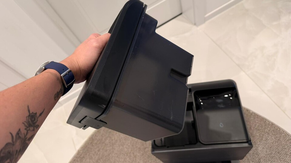 In den Wassertank passen 4 Liter rein. Das reicht je nach eingestelltem Wasserverbrauch für 3-4 Putzeinheiten.