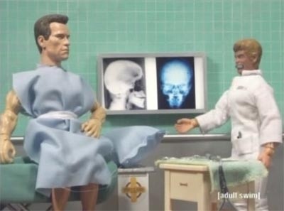 Szene aus Robot Chicken: Schwarzenegger beim Arzt.