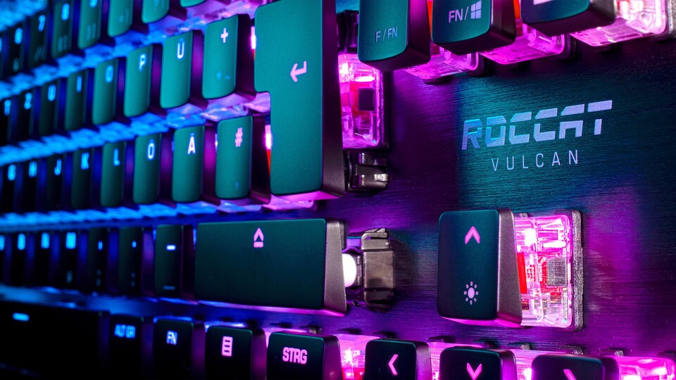Die AIMO-Beleuchtung der Roccat Vulcan TKL sorgt für stimmungsvolle Atmosphäre auf eurem Schreibtisch!