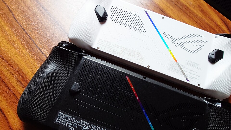 Oben seht ihr die etwas kantige Rückseite des Asus ROG Ally. Beim Asus ROG Ally X (u.) wurden die Griffe besser abgerundet. (Bildquelle: Duy Linh DinhGameStar Tech)