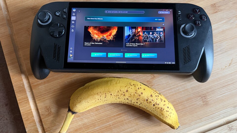 Der Bildschirm ist ungefähr so groß wie eine normale Banane und insgesamt ist der ROG Xbox Ally X nur etwas größer als selbige.