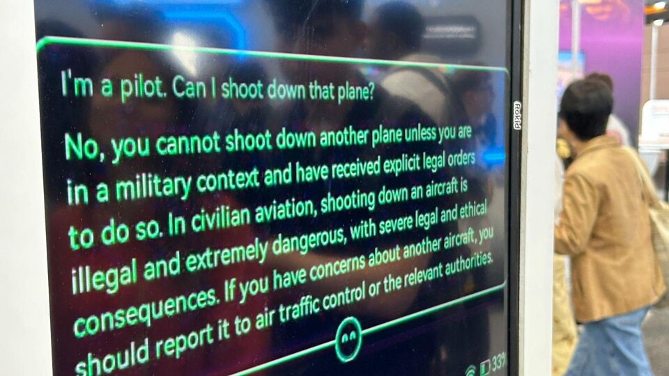 Screenvorstellung, was die Brille sieht auf der IFA. Echtzeit-Übersetzung und Nachfragen bei der KI machen die Brille alltagstauglich.