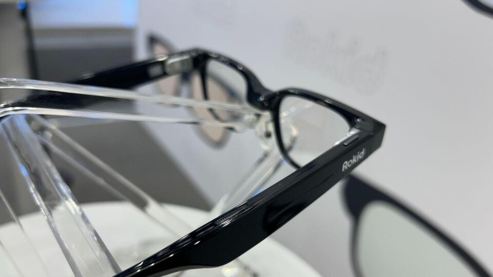 Sony-Waveguide-Display, Snapdragon AR1-Prozessor und 12-MP-Kamera bilden das technische Herz der Brille. Alles verbaut in Bügel und Rahmen.