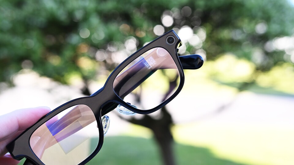 Die winzige Linse der Brille ist dennoch gut zu erkennen. Wenn eine Aufnahme gestartet wird, leuchtet eine kleine, aber deutlich sichtbare LED auf. (Bild: Patrick S. – GameStar Tech)