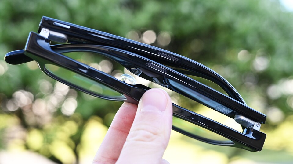 Zwei kleine Lautsprecher sind jeweils in einem Brillenbügel integriert. (Bild: Patrick S. – GameStar Tech)