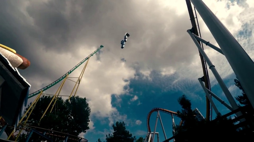 Der Rollercoaster-Tycoon-Fanfilm zeigt typische Szenen eines Parkbesuchers, der der Willkür des Spielers ausgeliefert ist. Bildrechte: AndrewMFilms