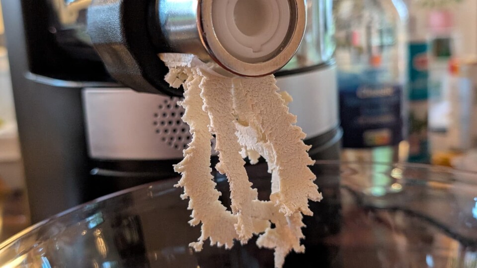 In diesem Moment waren die Nudeln noch ein klein wenig zu trocken. Da habe ich dann nochmal den Rückwärtsgang eingeschaltet (=die Rührfunktion aktiviert) und ein klein wenig Wasser zugegeben.