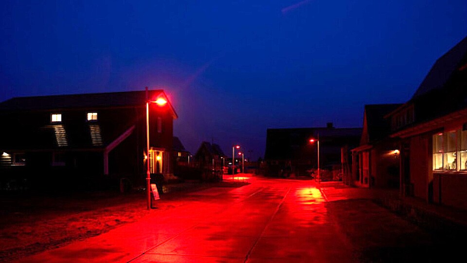 In einigen Regionen werden die Straßenlaternen mit roten Lichtern