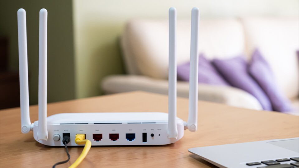 Direkt an den Router geklemmt, nutzt ihr eure Bandbreite besser aus. (Bild: BritCats Studio - adobe.stock.com)