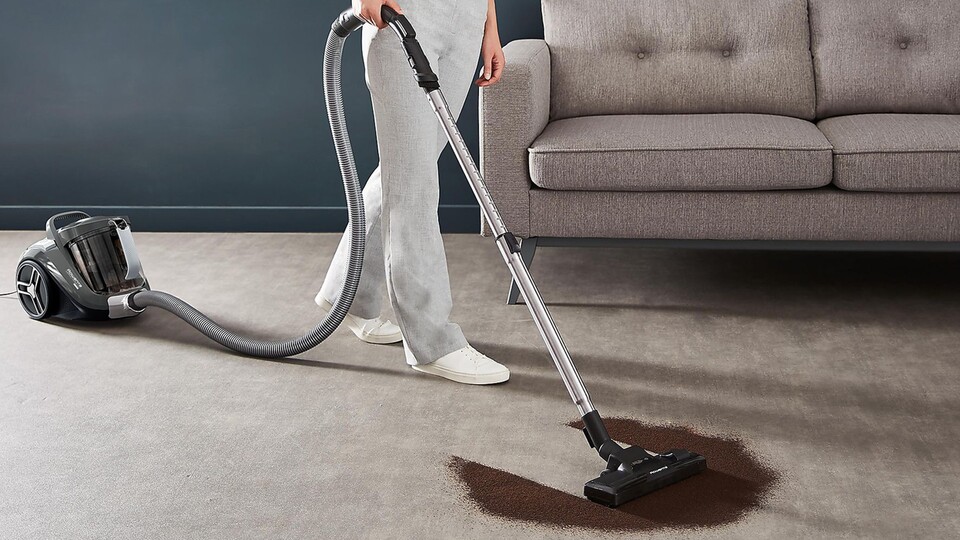 Kompletten Beutel Kaffee auf den Boden fallen lassen? Mit dem Rowenta Sauger ist das Malheur innerhalb von Sekunden verschwunden.