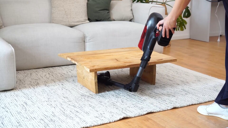 Ungemein praktisch: Mit dem Flex-Gelenk von Rowenta kommt ihr einfach an die schwierigsten Stellen eurer Zimmer.