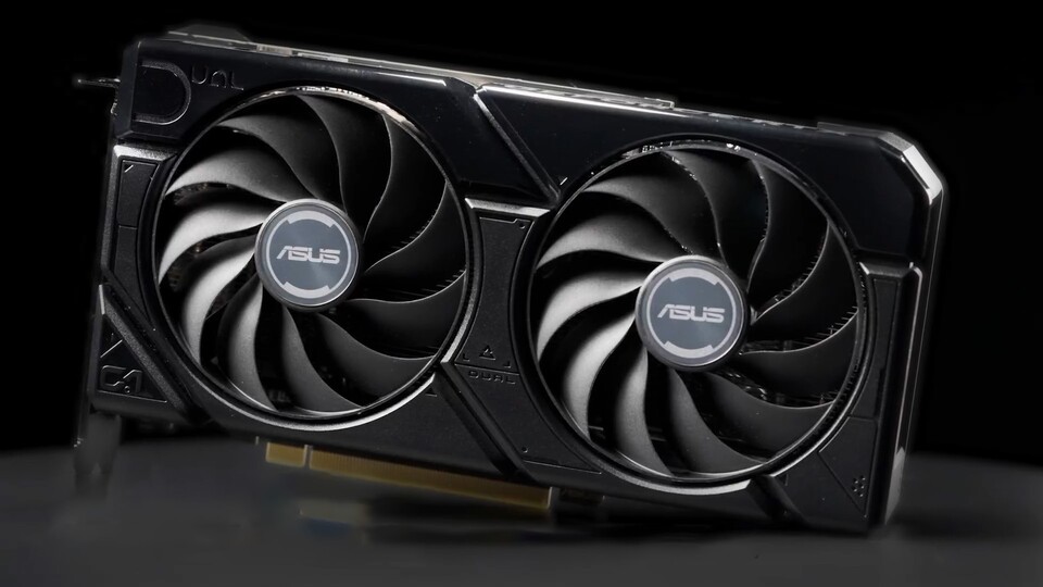 Im Custom-Design von ASUS kommt die RTX 4070 mit zwei Lüftern und einem simplen, schwarzen Design daher.