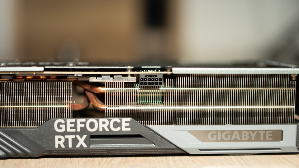 Der 12-Pin-Stromanschluss versorgt das Custom-Design mit bis zu 600 Watt.