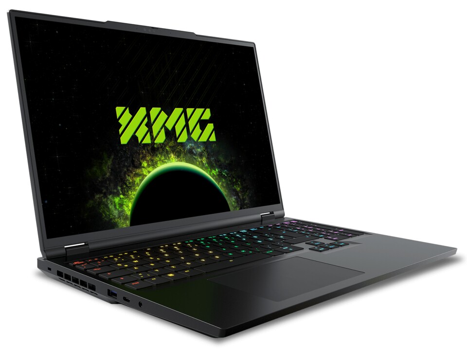 Mit der RTX 5090 bietet das XMG Neo 16 brachiale Spieleleistung, zumindest mit 150 Watt TGP. (Quelle: XMG)