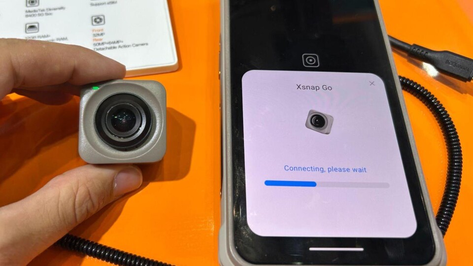 Das Highlight sitzt auf der Rückseite: Die Kamera lässt sich vom Smartphone lösen und anschließend unabhängig als kompakte Actioncam verwenden. (Bildquelle: Marten NeelsenGameStar Tech)