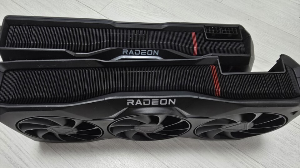 Oben ist die RX 7900 XTX zu sehen, unten der wesentlich wuchtigere Prototyp.
