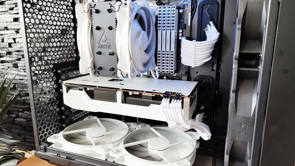 Die weiße Asus TUF RX 5700 XT macht eine gute Figur in meinem PC.