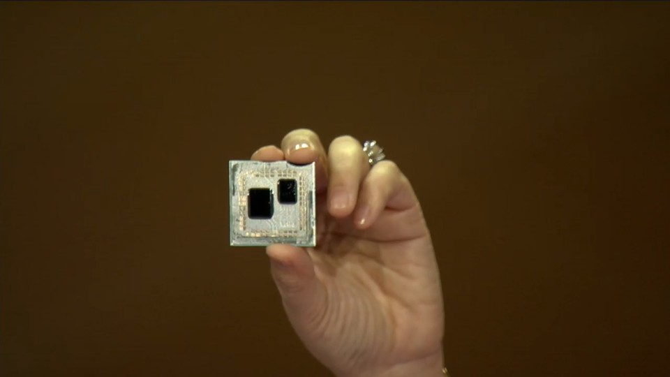 Auf der CES 2019 zeigte AMDs CEO Lisa Su eine Ryzen-3000-CPU ohne Heatspreader und bestätigte, dass dort mehr Platz sei als nur für acht Kerne.