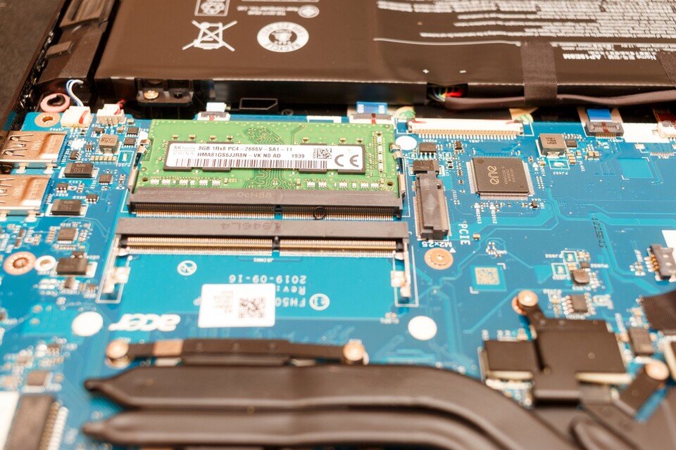Die RAM-Slots sind zwar nur wenige Millimeter dick, müssen für besonders dünne Laptops aber weichen. (Quelle: Adobe Stock)