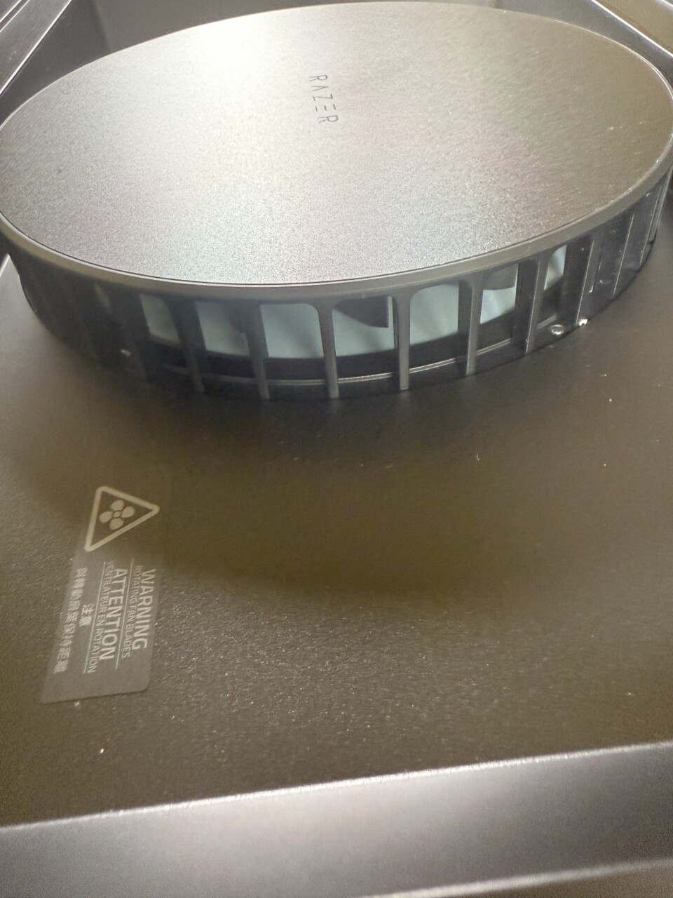 Der Lüfter des Kühler befindet sich in einer Vertiefung.