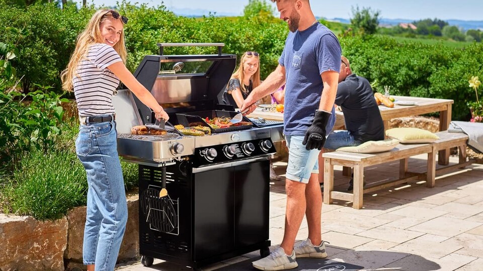 Ein Traum-Gasgrill mit großer Grillfläche in Edelstahl und Mattschwarz: Der Rösle Videro GS-4 ist richtig gut - mit Thermometer, beleuchteten Knöpfen und Glasdeckel.