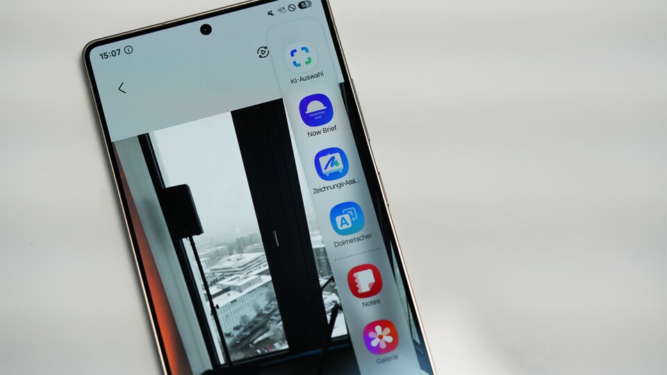 AI Select analysiert aktuellen den Smartphone-Bildschirm und schlägt euch passende KI-Werkzeuge vor.