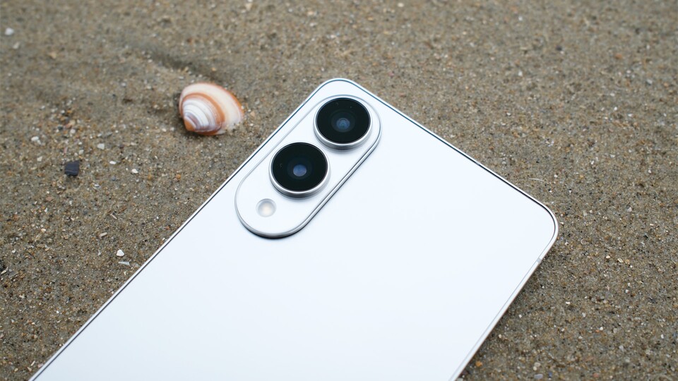 Das Galaxy S25 Edge hat die 200-Megapixel-Kamera spendiert bekommen. Die zweite Linse ist eine 12-Megapixel-Ultraweitwinkelkamera