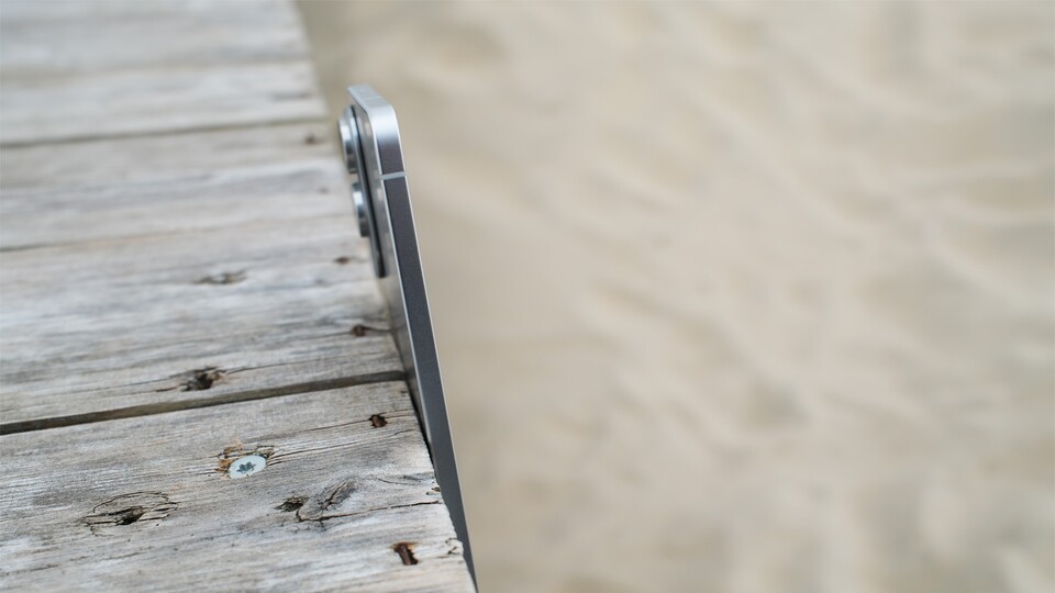 Die Dicke von 5,8 Millimetern merkt man definitiv. Das S25 Edge hat sich den Namen Handschmeichler redlich verdient. (Bild: GameStar Tech, Patrick Schneider)