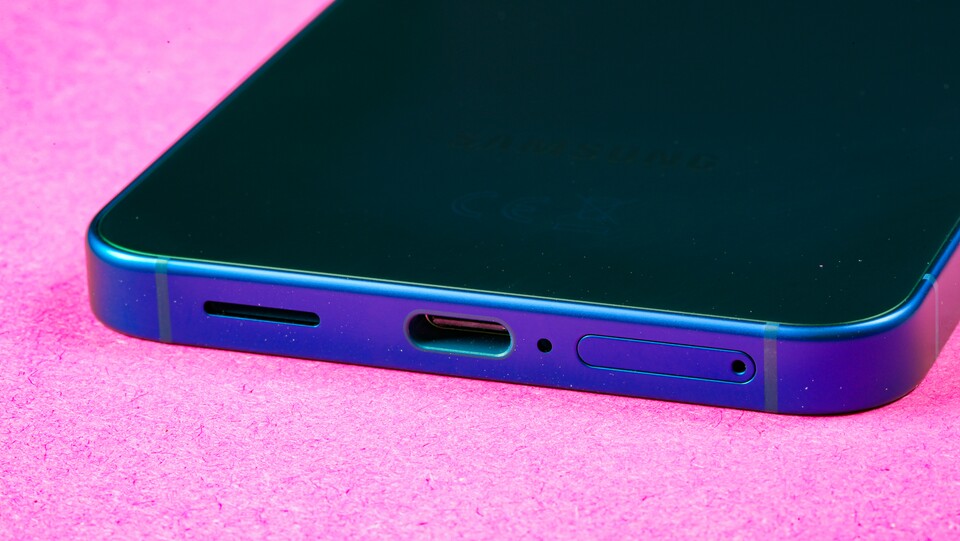 Beim S25 kommt aktuell USB-C 3.2 Gen 1 zum Einsatz. Ein neuerer Standard hätte unter anderem Vorteile beim Anschluss externer Bildschirme. (Bildquelle: GameStar Tech)