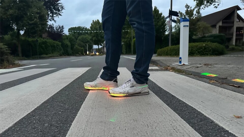 Erinnert an Skechers-Schuhe, ist aber tatsächlich externe Beleuchtung. (© Blömen VuS)