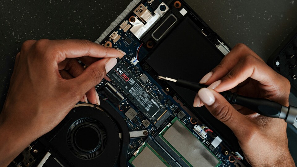 SSD in PS5 einbauen - es geht so schnell und kann von jedem bewerkstelligt werden.