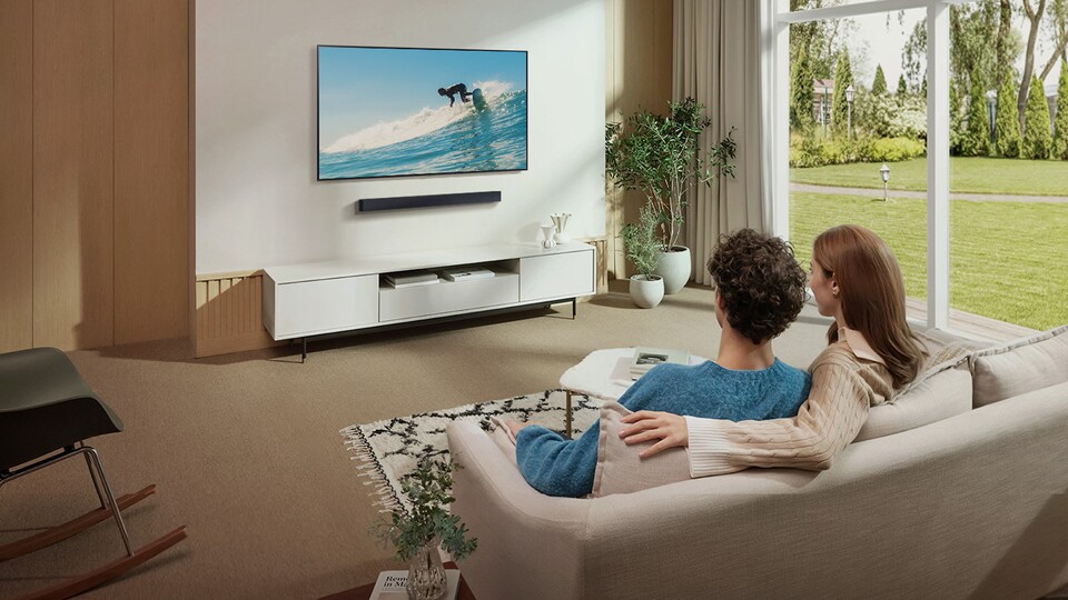 Die einfache Geometrie der Soundbar macht sie sowohl auf Möbeln als auch an der Wand unscheinbar. Für Minimalisten ist genau das optimal!