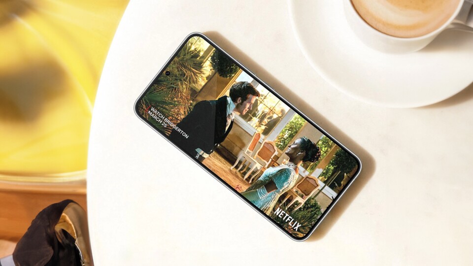Dank einer starken Spitzenhelligkeit von 1300 Nits erkennt ihr auch bei hellem Sonnenlicht alles auf eurem neuen Handy.