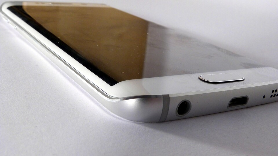 Die gewölbte Displaykante des Galaxy S6 edge ist ein Hingucker, bietet sonst aber nur wenig Vorteile.